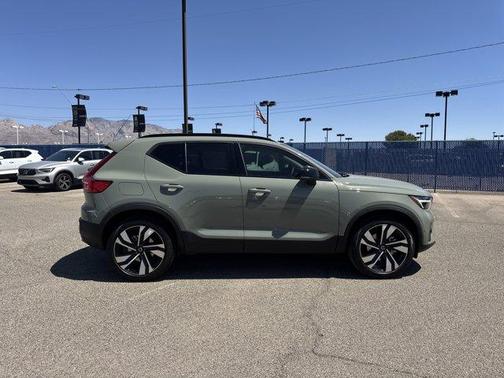 2025 Volvo XC40 B5 Plus Dark Theme