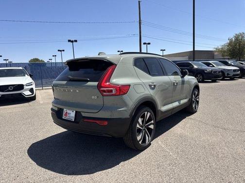 2025 Volvo XC40 B5 Plus Dark Theme