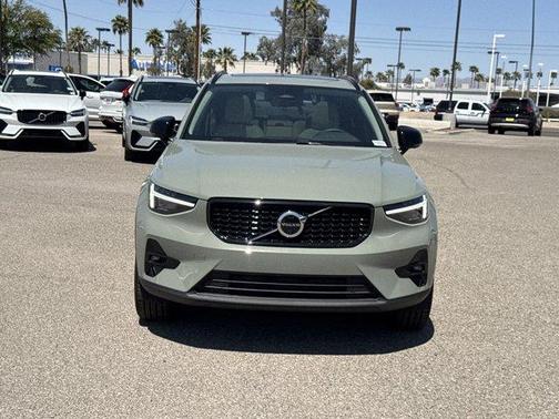 2025 Volvo XC40 B5 Plus Dark Theme