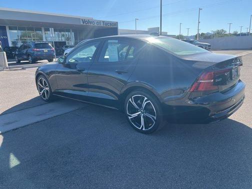 2024 Volvo S60 B5 Plus Dark Theme