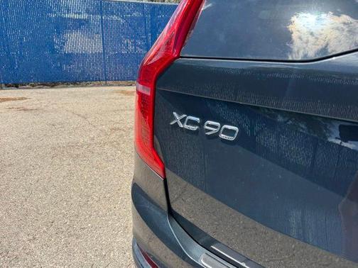 2021 Volvo XC90 T6 Momentum 7 Passenger