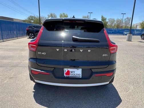 2025 Volvo XC40 B5 Core Bright Theme