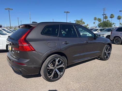 2023 Volvo XC60 B5 Ultimate Dark Theme