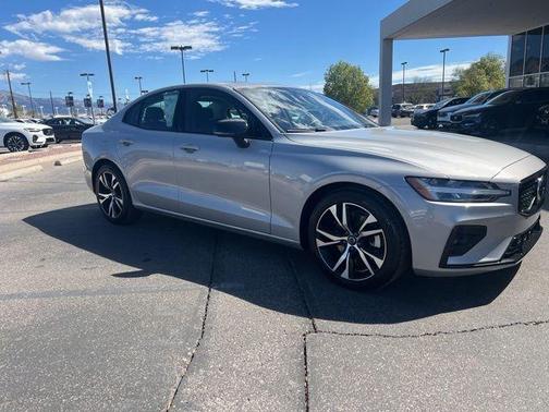 2024 Volvo S60 B5 Core Dark Theme