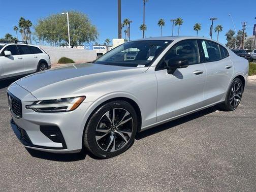 2024 Volvo S60 B5 Core Dark Theme