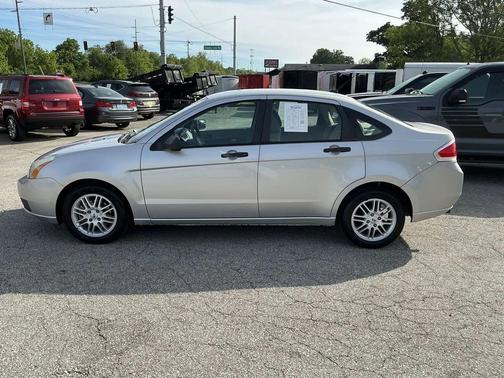 Silver Birch Clearcoat Metallic 2009 Ford Focus SE