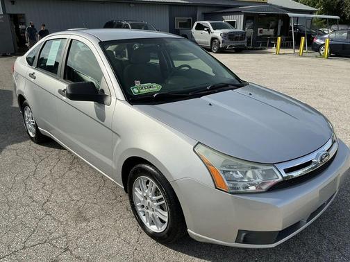 Silver Birch Clearcoat Metallic 2009 Ford Focus SE