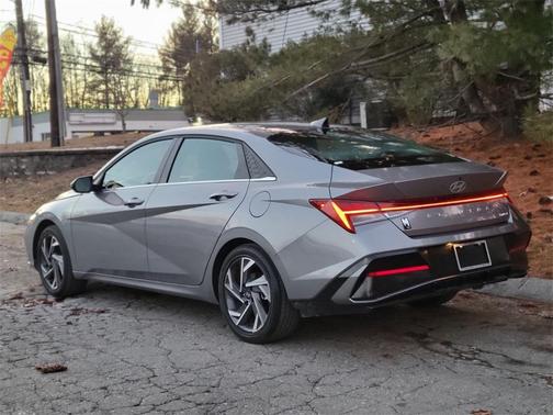 2025 Hyundai ELANTRA Limited