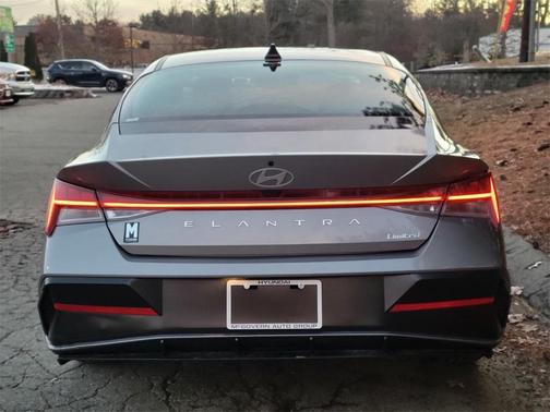 2025 Hyundai ELANTRA Limited