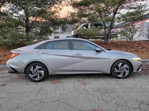 2025 Hyundai ELANTRA Limited