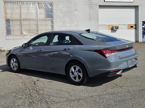 2022 Hyundai ELANTRA SE