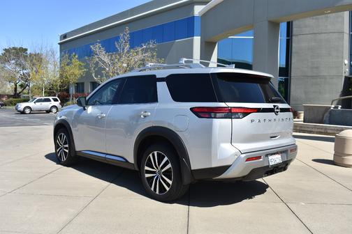 2023 Nissan Pathfinder Platinum