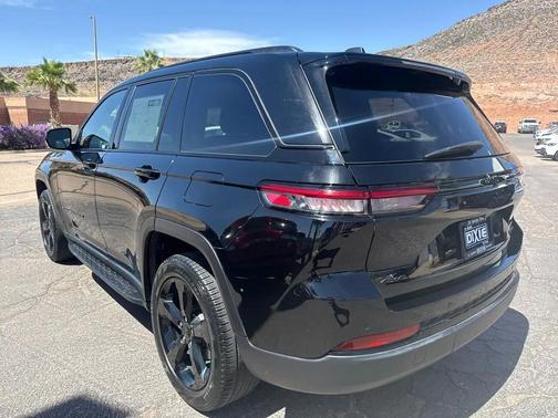 Diamond Black Crystal Pearlcoat 2023 Jeep Grand Cherokee Limited