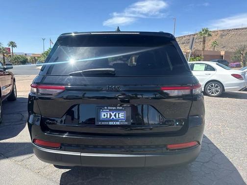 Diamond Black Crystal Pearlcoat 2023 Jeep Grand Cherokee Limited