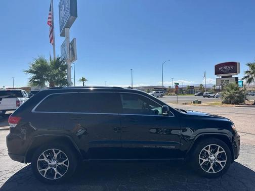 Diamond Black Crystal Pearlcoat 2018 Jeep Grand Cherokee Sterling Edition