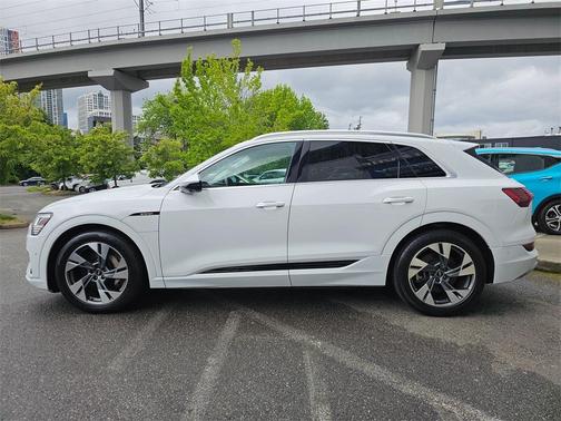 2022 Audi e-tron Premium Plus