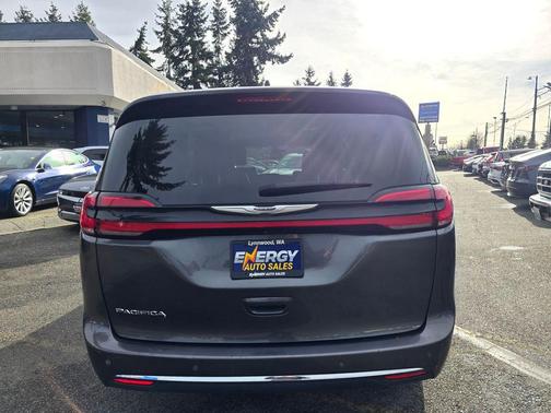 2023 Chrysler Pacifica Touring-L