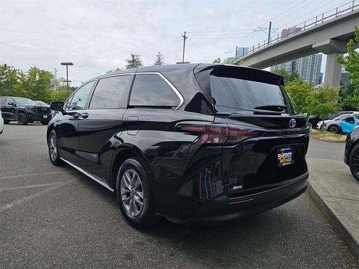 2023 Toyota Sienna LE