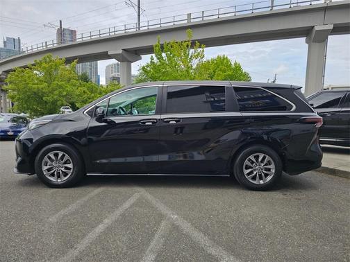 2023 Toyota Sienna LE
