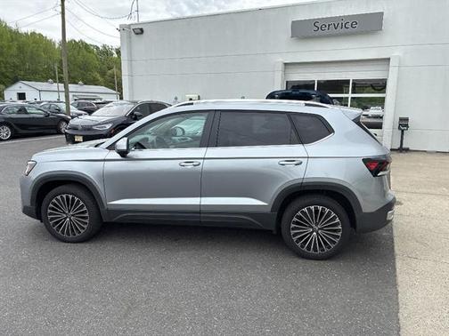 Pyrite Silver Metallic 2025 Volkswagen Taos 1.5T SE