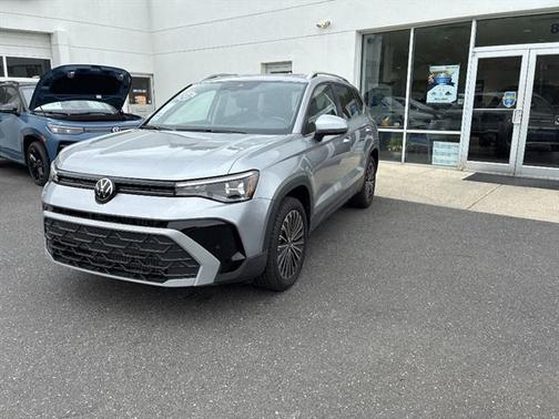 Pyrite Silver Metallic 2025 Volkswagen Taos 1.5T SE