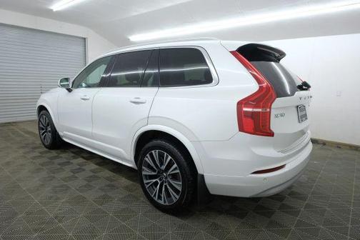 2022 Volvo XC90 T6 Momentum 7 Passenger