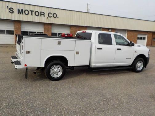 Bright White Clearcoat 2022 RAM 2500 Tradesman Crew Cab 4x2 8' Box