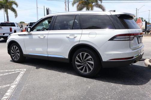 Pristine White Metallic Tri-Coat 2026 Lincoln Aviator Premiere