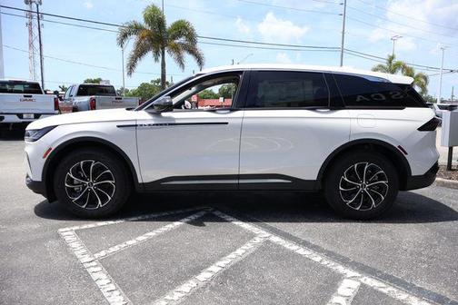 White Platinum Metallic Tri-Coat 2026 Lincoln Nautilus Premiere