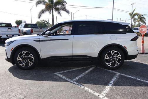 White Platinum Metallic Tri-Coat 2026 Lincoln Nautilus Premiere