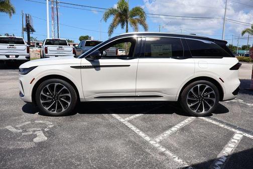 White Platinum Metallic Tri-Coat 2026 Lincoln Nautilus Black Label