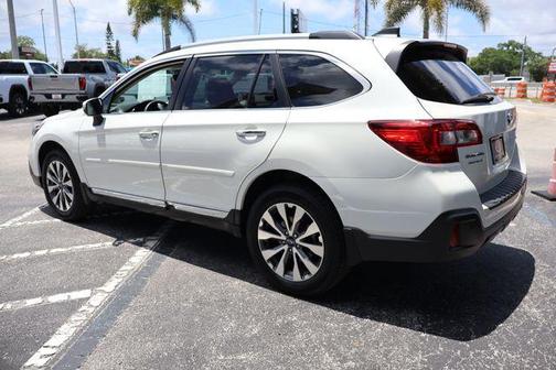 Crystal White Pearl 2018 Subaru Outback 3.6R Touring