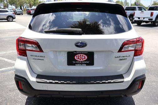 Crystal White Pearl 2018 Subaru Outback 3.6R Touring