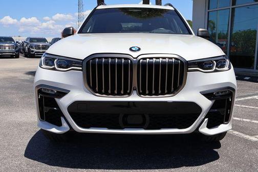 Mineral White Metallic 2022 BMW X7 M50i