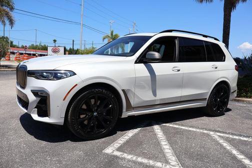Mineral White Metallic 2022 BMW X7 M50i