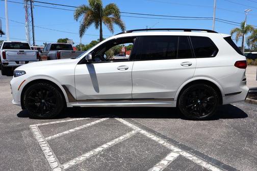 Mineral White Metallic 2022 BMW X7 M50i