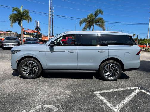 Gray Mist Metallic Tri-Coat 2026 Lincoln Navigator Premiere