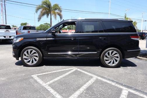Infinite Black Metallic Clearcoat 2023 Lincoln Navigator Reserve