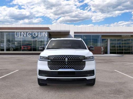 Pristine White Metallic Tri-Coat 2026 Lincoln Navigator Premiere