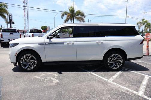 Pristine White Metallic Tri-Coat 2026 Lincoln Navigator Premiere