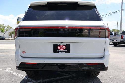 Pristine White Metallic Tri-Coat 2026 Lincoln Navigator Premiere