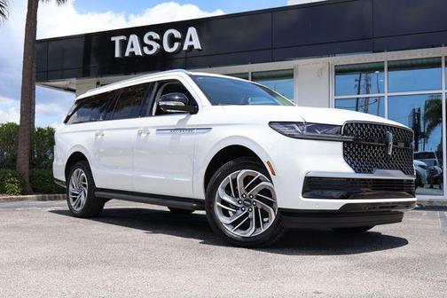 Pristine White Metallic Tri-Coat 2026 Lincoln Navigator Premiere
