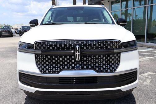 Pristine White Metallic Tri-Coat 2026 Lincoln Navigator Premiere