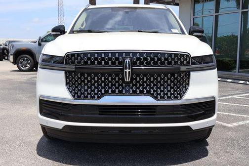 Pristine White Metallic Tri-Coat 2025 Lincoln Navigator Reserve