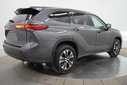 Magnetic Gray Metallic 2022 Toyota Highlander XLE