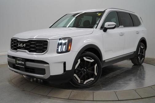 Glacial White Pearl 2023 Kia Telluride S