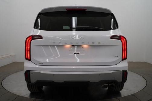 Glacial White Pearl 2023 Kia Telluride S