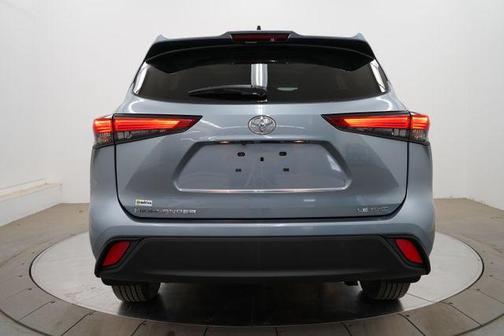 Moon Dust 2022 Toyota Highlander LE