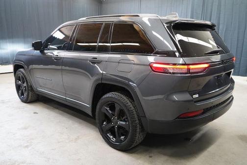 Metallic 2022 Jeep Grand Cherokee Altitude