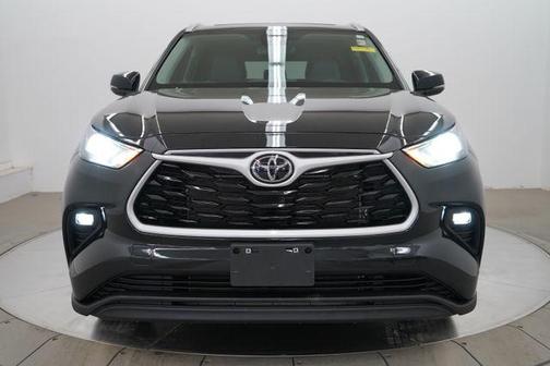 Midnight Black Metallic 2023 Toyota Highlander XLE